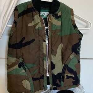 Fun kids zip up vest. 80’s Quilted blk interior and camou exterior